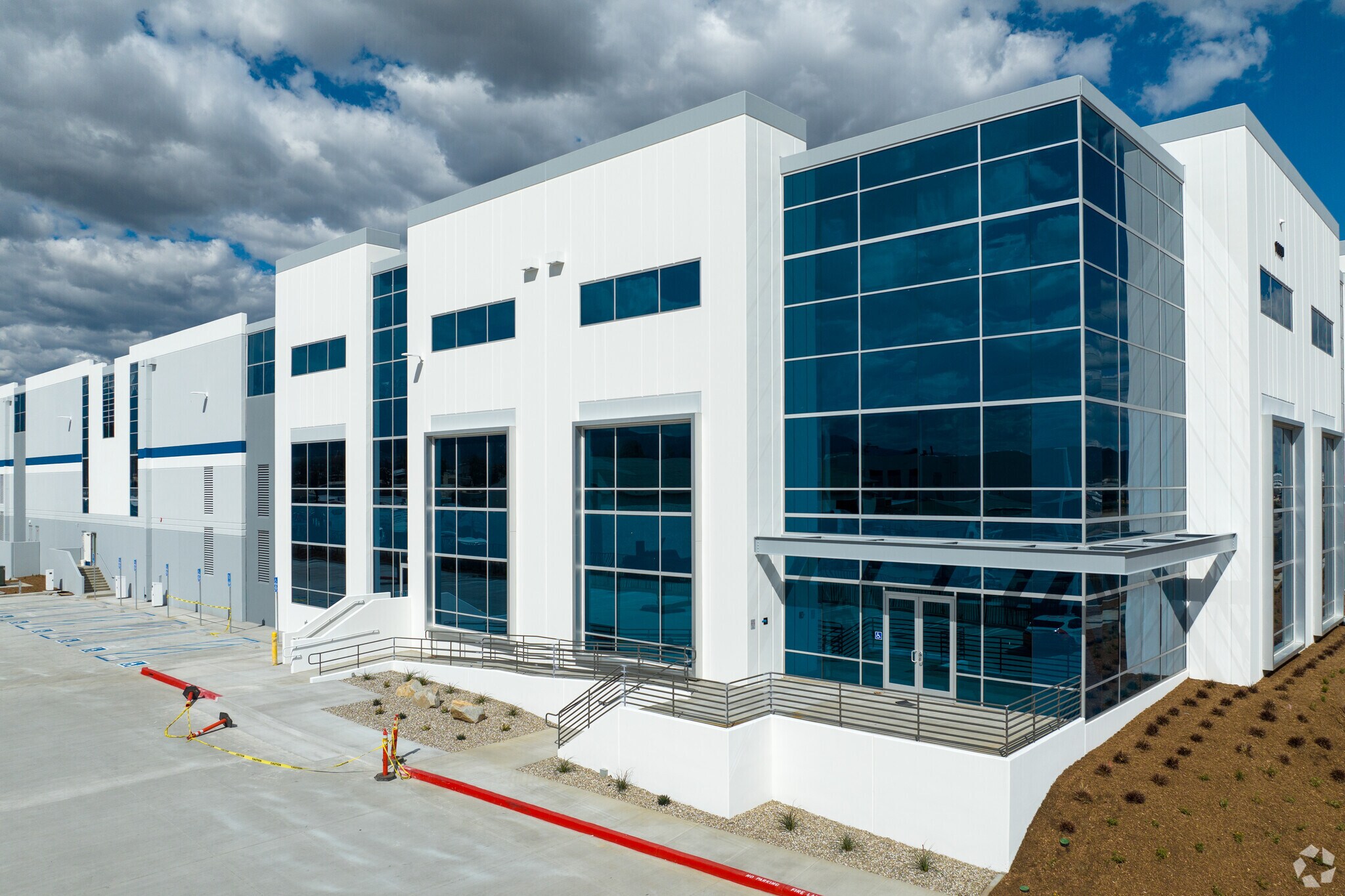 14090 Slover Ave, Fontana, CA à louer Photo principale– Image 1 sur 8