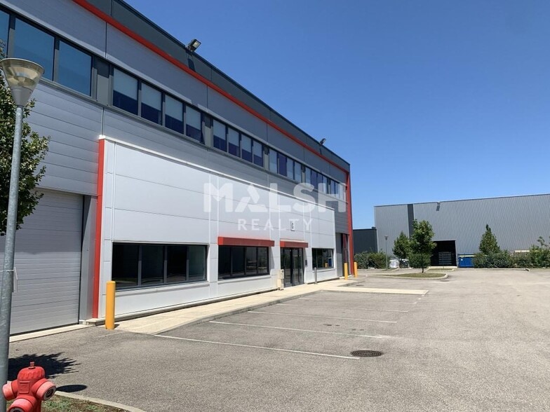 355 Avenue Henri Schneider, Meyzieu à louer - Photo de l’immeuble – Image 3 sur 12