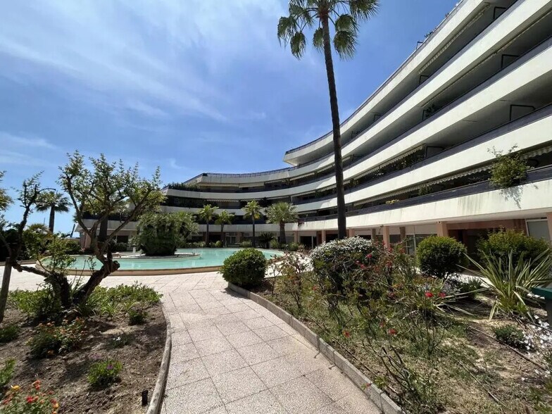 Local commercial dans Saint-Laurent-du-Var à vendre - Photo de l’immeuble – Image 2 sur 13