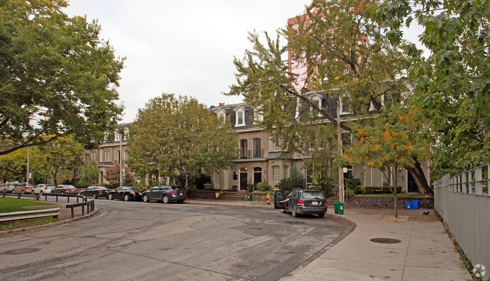 5-15 Clarence Sq, Toronto, ON à louer - Photo principale – Image 1 sur 3
