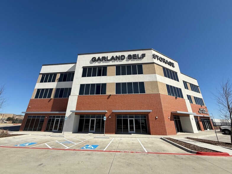 6320 N George Bush Hwy, Garland, TX à louer - Photo de l’immeuble – Image 2 sur 17