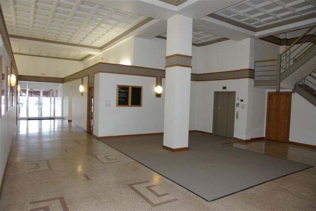 136 W Grand Ave, Beloit, WI à louer - Hall d’entrée – Image 2 sur 28