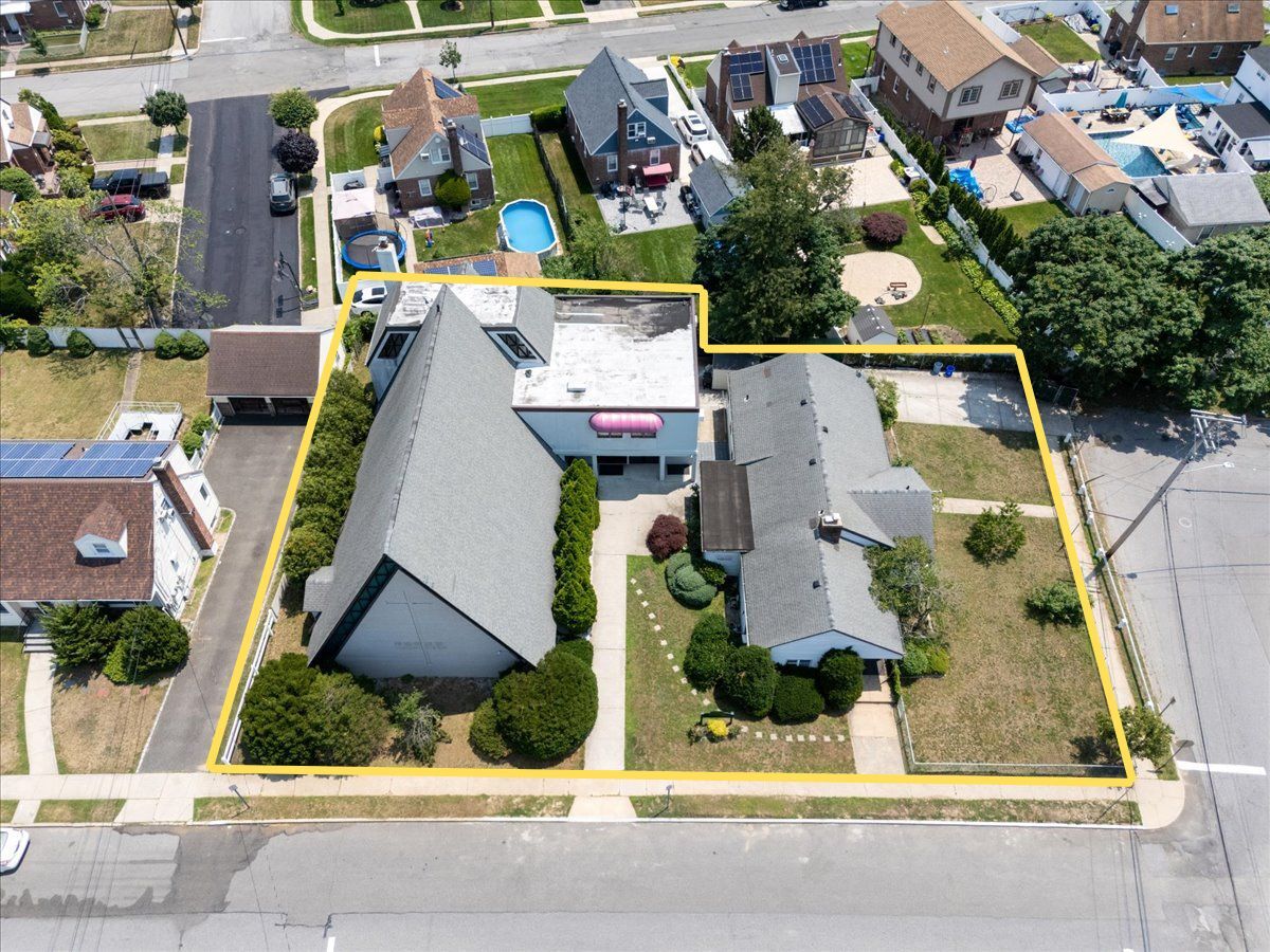 215 N Hillside Ave, Valley Stream, NY à vendre Photo de l’immeuble– Image 1 sur 75