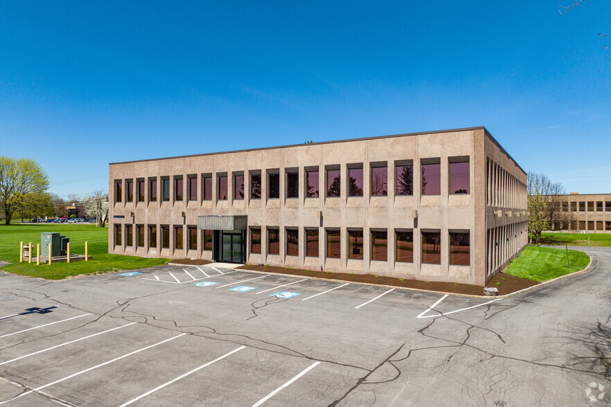 125 Elwood Davis Rd, Syracuse, NY à louer - Photo principale – Image 1 sur 5