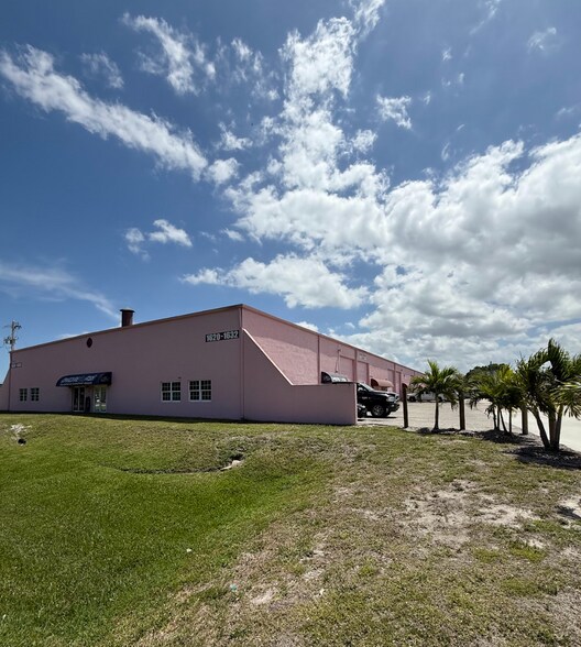 1624 SE Village Green Dr, Port Saint Lucie, FL à louer - Photo de l’immeuble – Image 2 sur 5