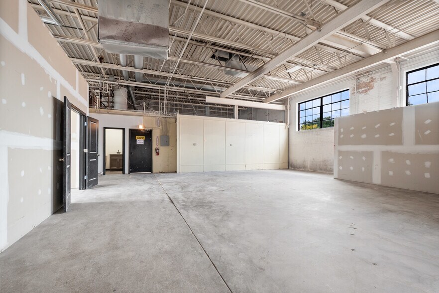 8019 Monticello Ave, Skokie, IL à louer - Photo intérieure – Image 2 sur 17