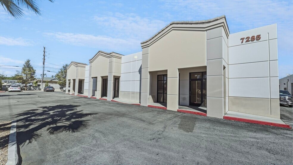7285 Dean Martin Dr, Las Vegas, NV à louer - Photo de l’immeuble – Image 2 sur 7