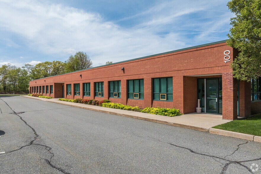 24 Albion Rd, Lincoln, RI à louer - Photo principale – Image 1 sur 7