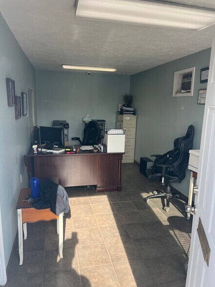 1828 Louisville Rd, Harrodsburg, KY à louer - Photo de l’immeuble – Image 3 sur 9