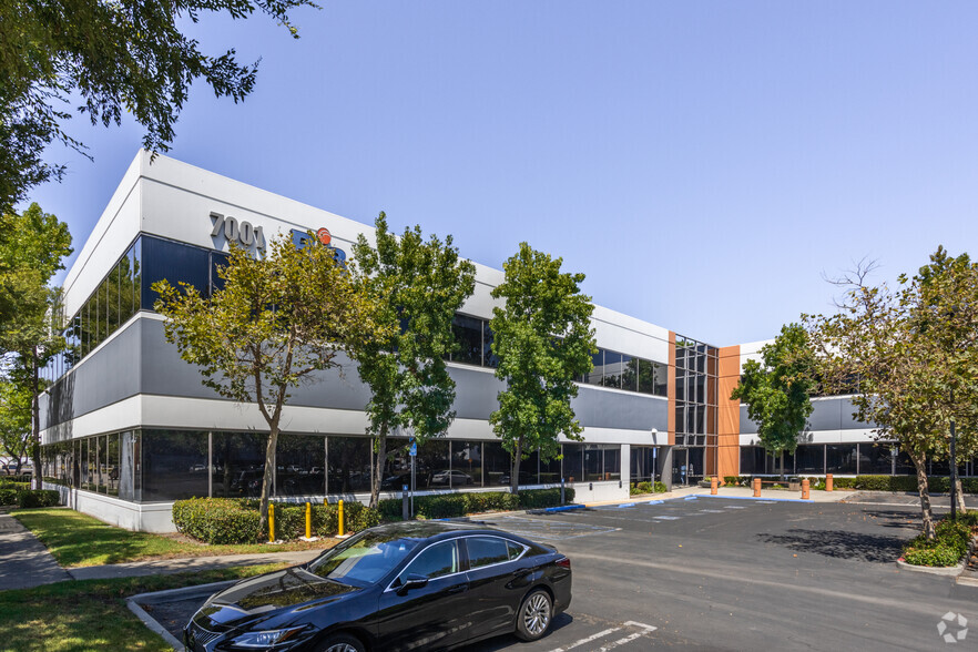 7001 Village Dr, Buena Park, CA à louer - Photo de l’immeuble – Image 1 sur 10