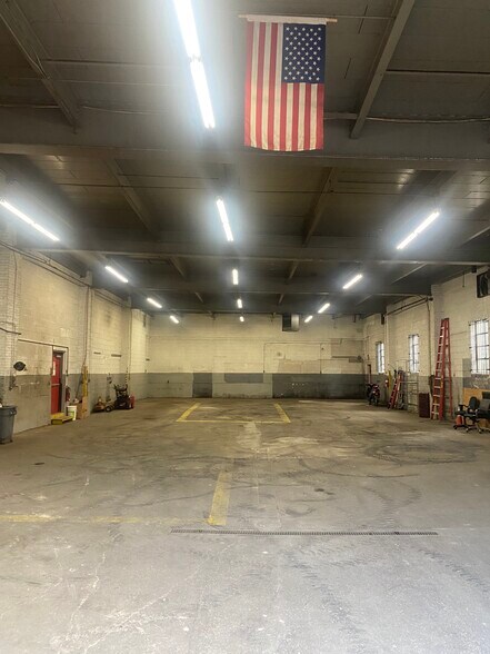 15011 Guinzberg Rd, Jamaica, NY à louer - Photo de l’immeuble – Image 2 sur 11