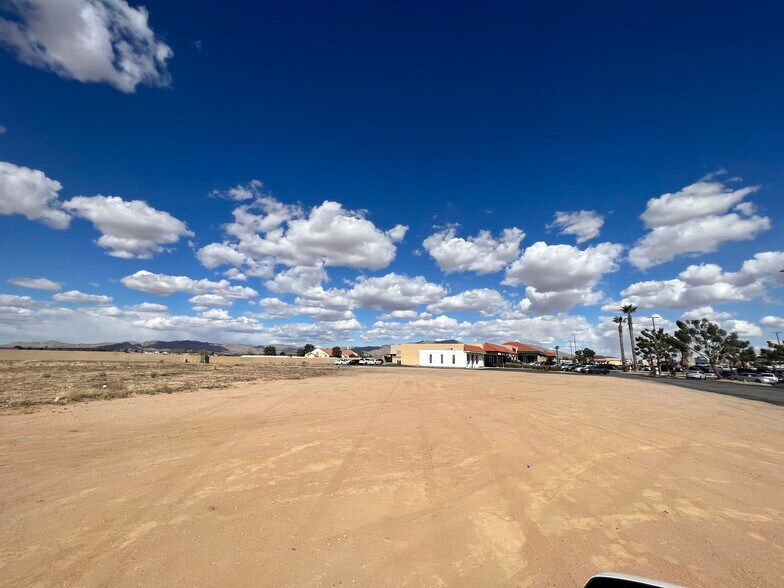 21650 Bear Valley Rd, Apple Valley, CA à vendre - Photo de l’immeuble – Image 2 sur 12