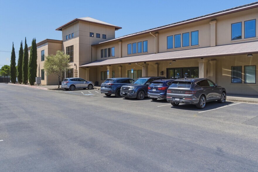 1550 Airport Blvd, Santa Rosa, CA à louer - Photo de l’immeuble – Image 3 sur 41