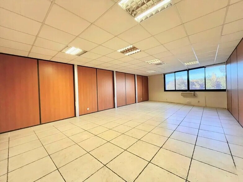 Bureau dans CANNES-LA-BOCCA à vendre - Photo de l’immeuble – Image 2 sur 8