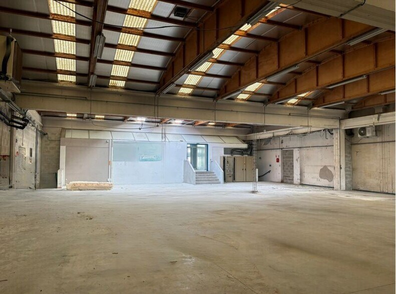 3 Rue Des Frères Lumière, Chassieu à vendre - Photo de l’immeuble – Image 1 sur 13