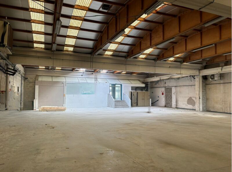 3 Rue Des Frères Lumière, Chassieu à vendre Photo de l’immeuble– Image 1 sur 14