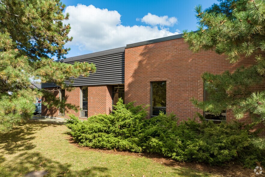 63 Galaxy Blvd, Toronto, ON à louer - Photo de l’immeuble – Image 3 sur 5