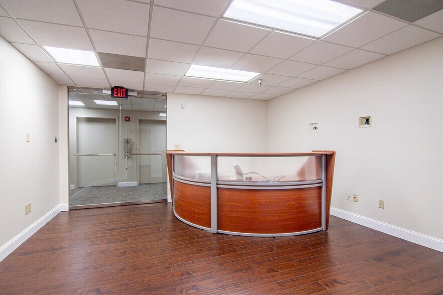 696 N 1st Ave, Saint Petersburg, FL à louer - Photo de l’immeuble – Image 2 sur 16