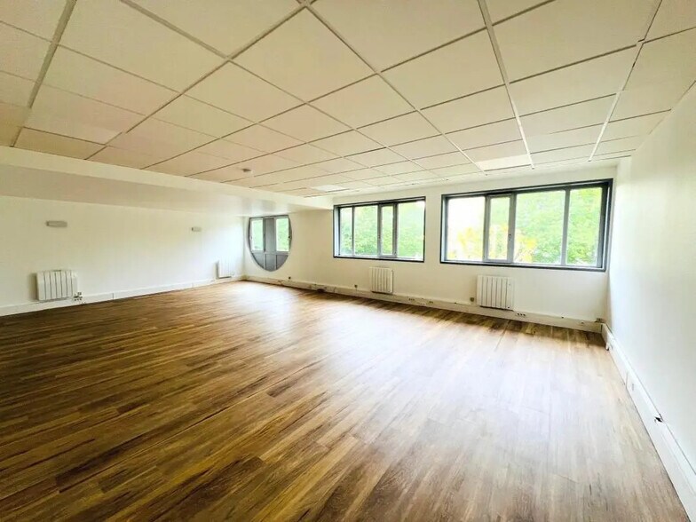 Bureau dans Voisins-le-Bretonneux à louer - Photo de l’immeuble – Image 2 sur 12