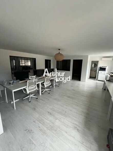 Local d’activités dans Mouans-Sartoux à louer - Photo de l’immeuble – Image 3 sur 7