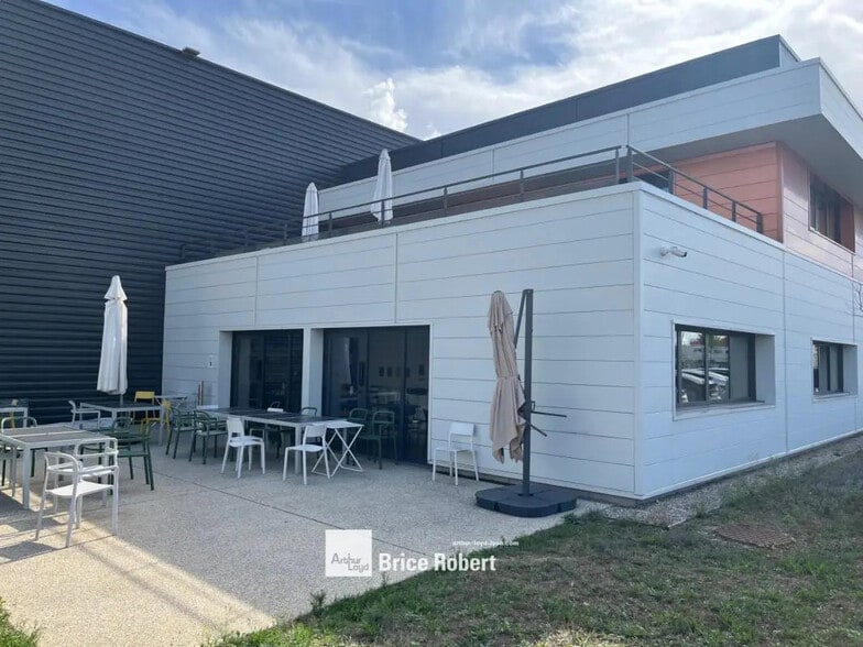 1609 Avenue Henri Schneider, Jonage à louer - Photo de l’immeuble – Image 2 sur 4