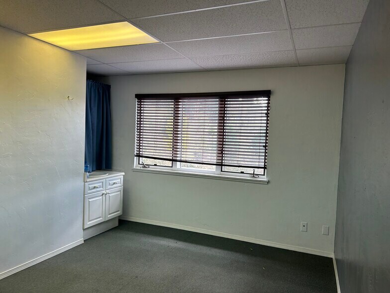 CONIFER SQUARE -$ 1,400,000 portefeuille de 2 biens à vendre sur LoopNet.fr - Photo intérieure – Image 2 sur 9