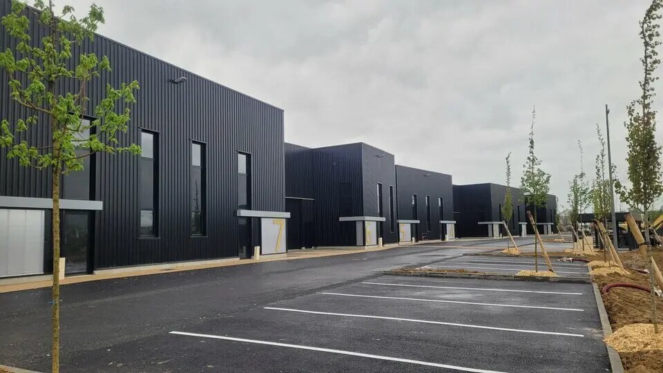 Local d’activités dans Oissel à louer - Photo de l’immeuble – Image 1 sur 15