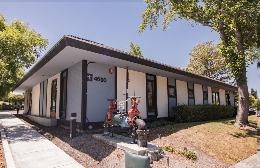 4690 Hoen Ave, Santa Rosa, CA à vendre - Photo de l’immeuble – Image 3 sur 3