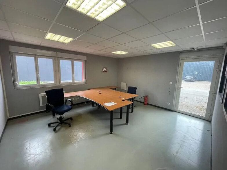 Local d’activités dans Jaux à louer - Photo de l’immeuble – Image 2 sur 12