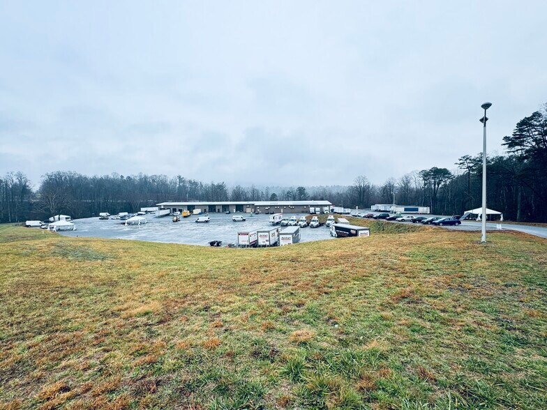 219 Commercial Hill Dr, Hendersonville, NC à louer - Photo de l’immeuble – Image 2 sur 11