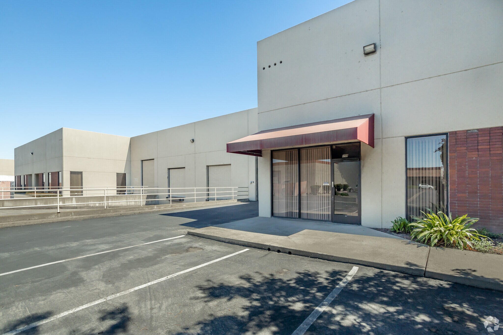 2501-2511 Del Monte St, West Sacramento, CA à louer Photo principale– Image 1 sur 7
