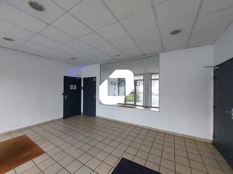 Local d’activités dans Trappes à louer - Photo de l’immeuble – Image 3 sur 8