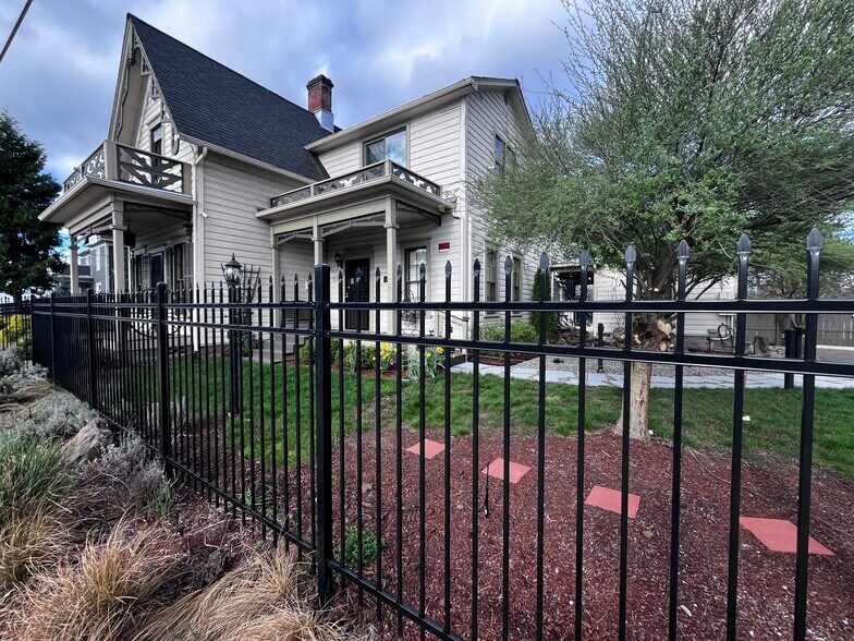 236 SE Stephens St, Roseburg, OR à vendre - Photo de l’immeuble – Image 1 sur 60