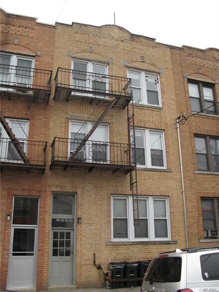 2107 38th St, Astoria, NY à vendre - Photo principale – Image 1 sur 18