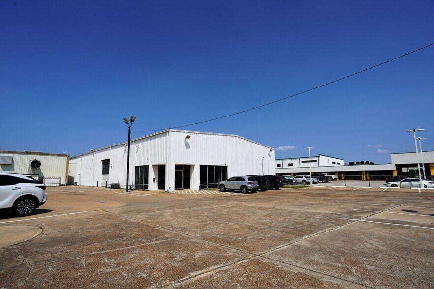 8245 North Fwy, Houston, TX à vendre - Photo de l’immeuble – Image 3 sur 12