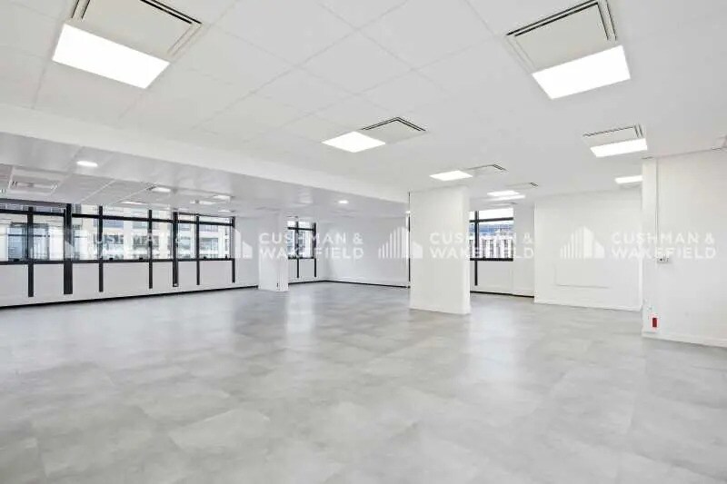 14-15 Place Georges Pompidou, Montigny-le-Bretonneux à louer - Photo de l’immeuble – Image 2 sur 14