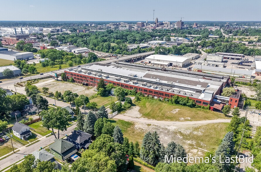 1305 S Cedar St, Lansing, MI à vendre - Photo de l’immeuble – Image 3 sur 30