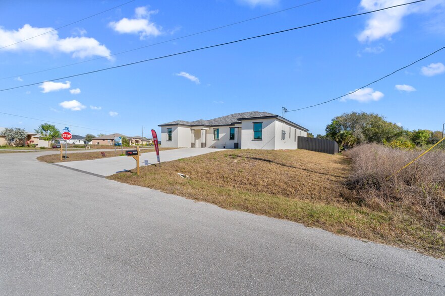 2418 Xelda Ave N, Lehigh Acres, FL à vendre - Photo de l’immeuble – Image 2 sur 47