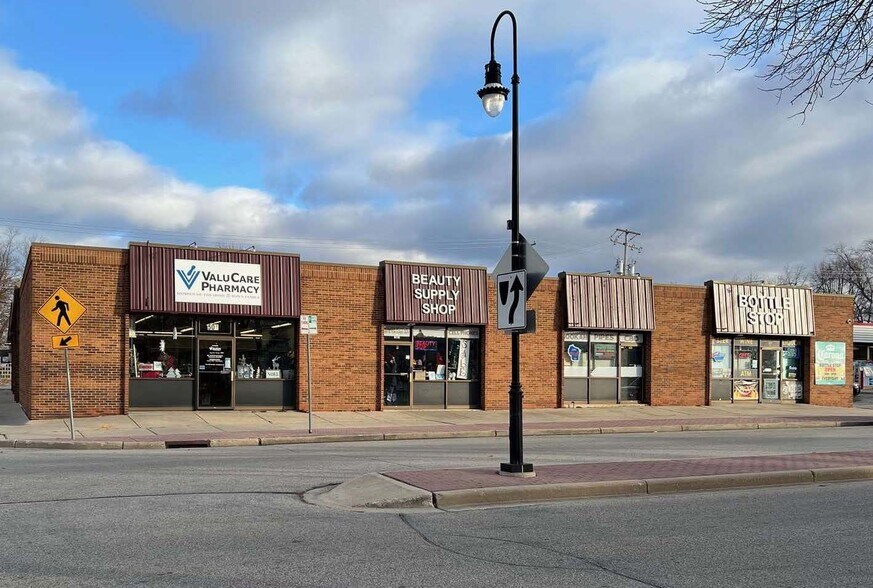 501 S Grand Ave, Waukesha, WI à louer - Photo de l’immeuble – Image 1 sur 7