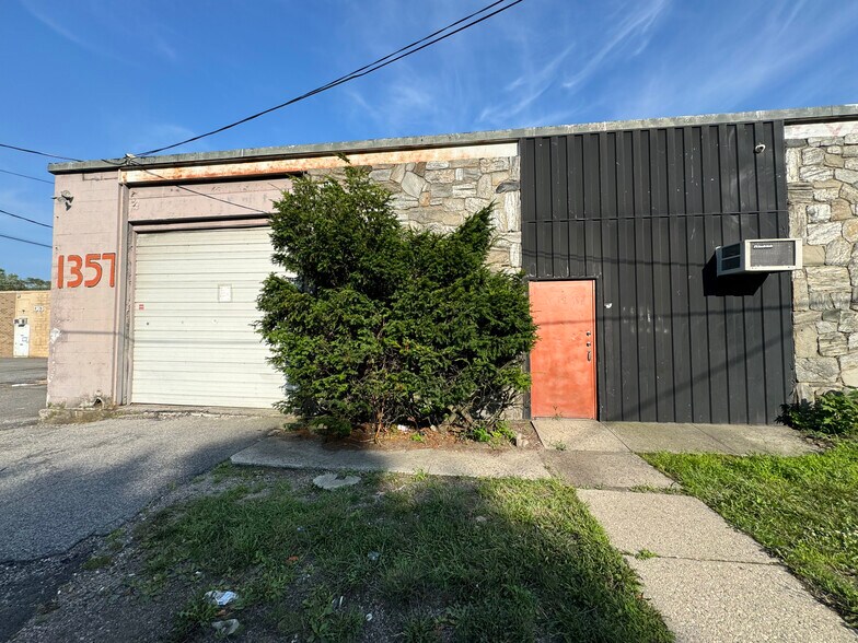 1351-1357 Straight Path Rd, Wyandanch, NY à louer - Photo de l’immeuble – Image 2 sur 4