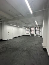 261 W 35th St, New York, NY à louer Photo intérieure– Image 2 sur 5