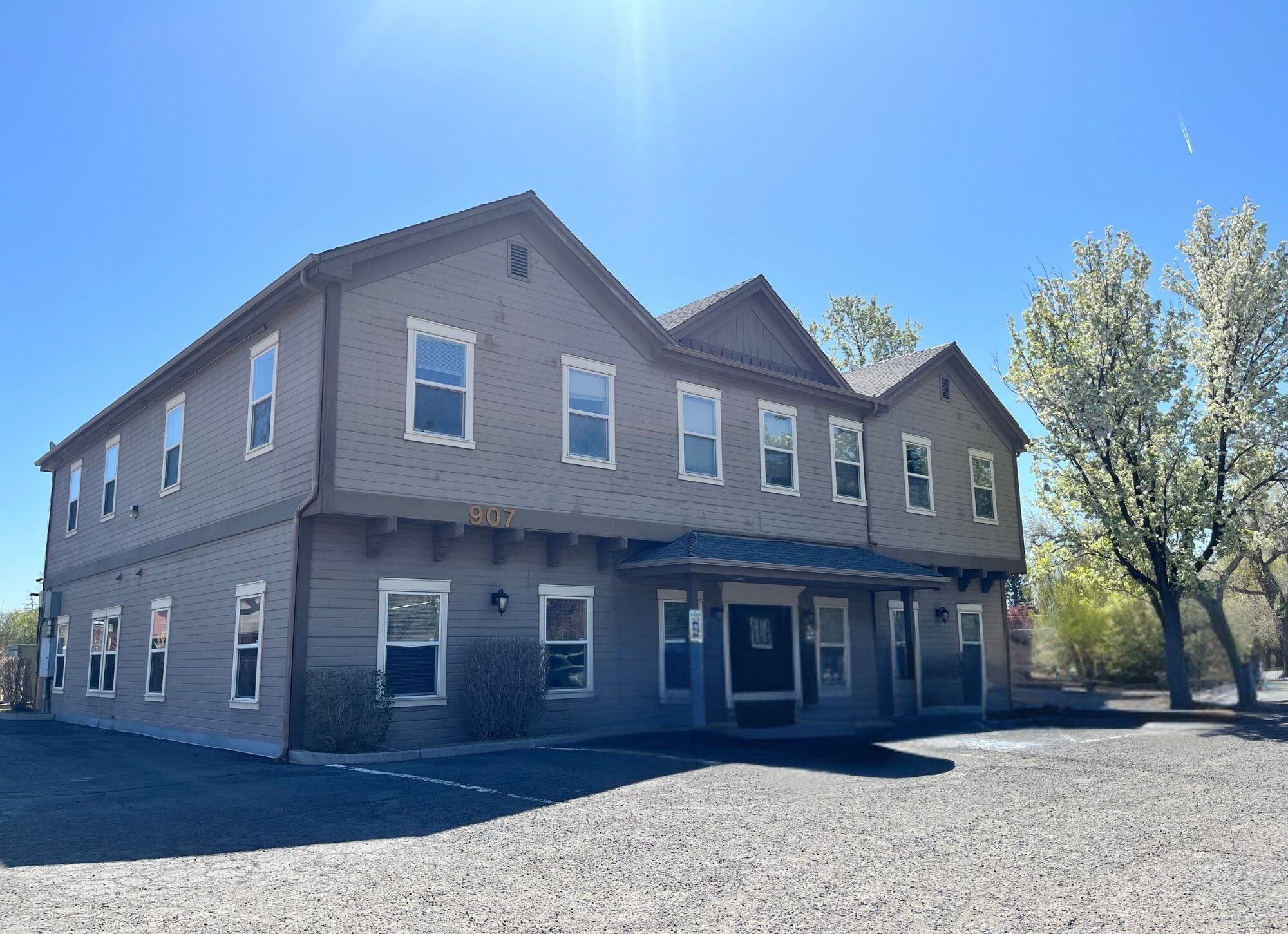 907 N Mountain St, Carson City, NV à louer Photo de l’immeuble– Image 1 sur 4