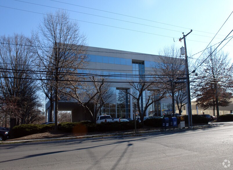 2841 Hartland Rd, Falls Church, VA à louer - Photo de l’immeuble – Image 2 sur 26