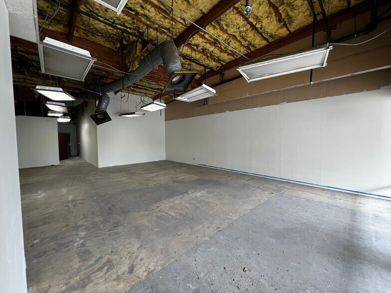 645 E Hospitality Ln, San Bernardino, CA à louer - Photo de l’immeuble – Image 3 sur 7