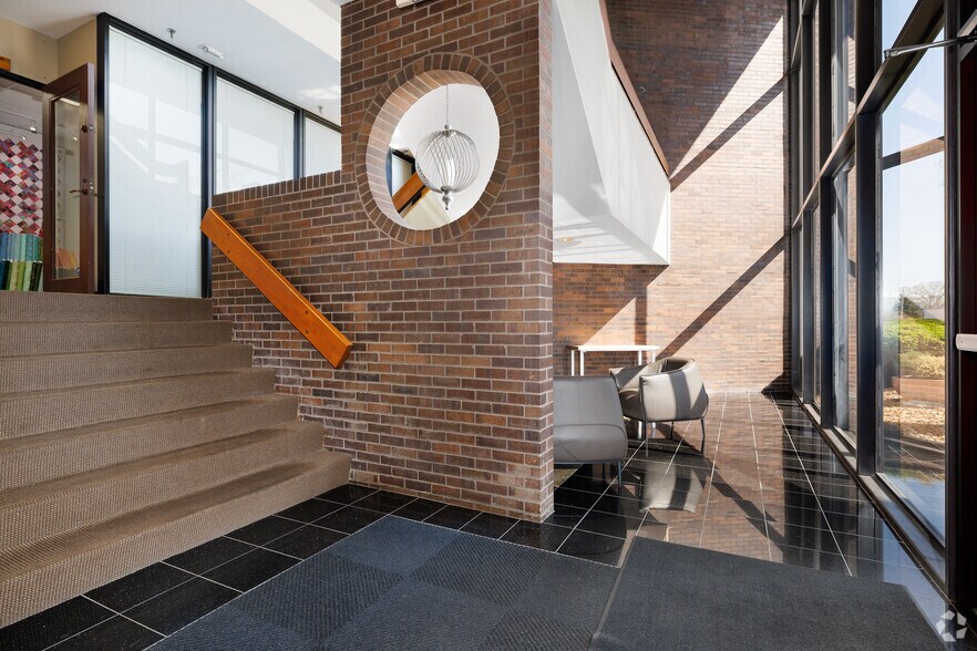 2055 Craigshire Rd, Saint Louis, MO à louer - Hall d’entrée – Image 3 sur 12