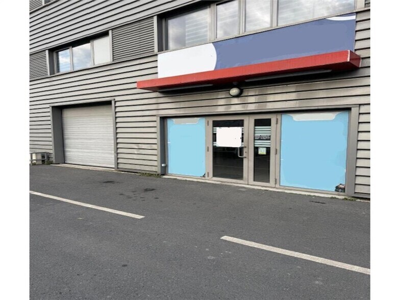 Local d’activités dans Villeneuve-la-Garenne à louer - Photo de l’immeuble – Image 1 sur 6
