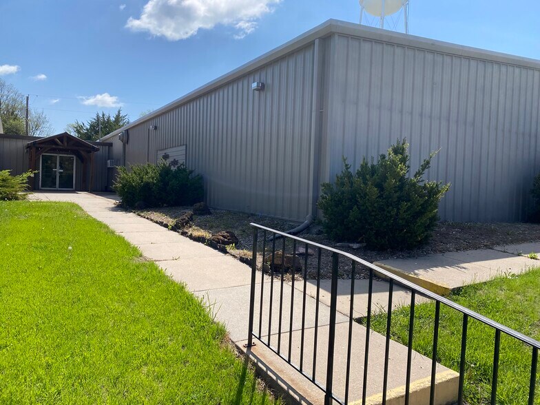 108 N East St, Malcolm, NE à louer - Photo de l’immeuble – Image 2 sur 6