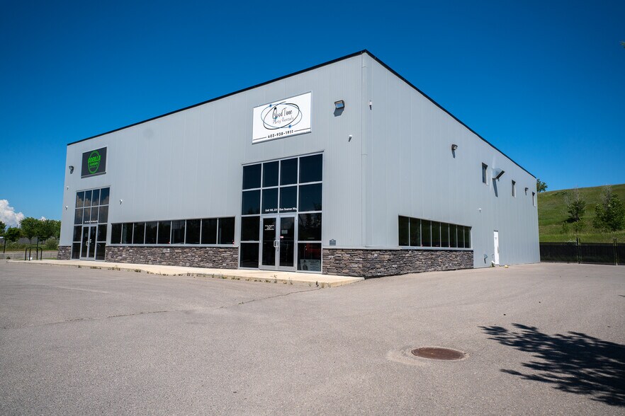 231 Don Seaman Way, Okotoks, AB à louer - Photo de l’immeuble – Image 1 sur 5