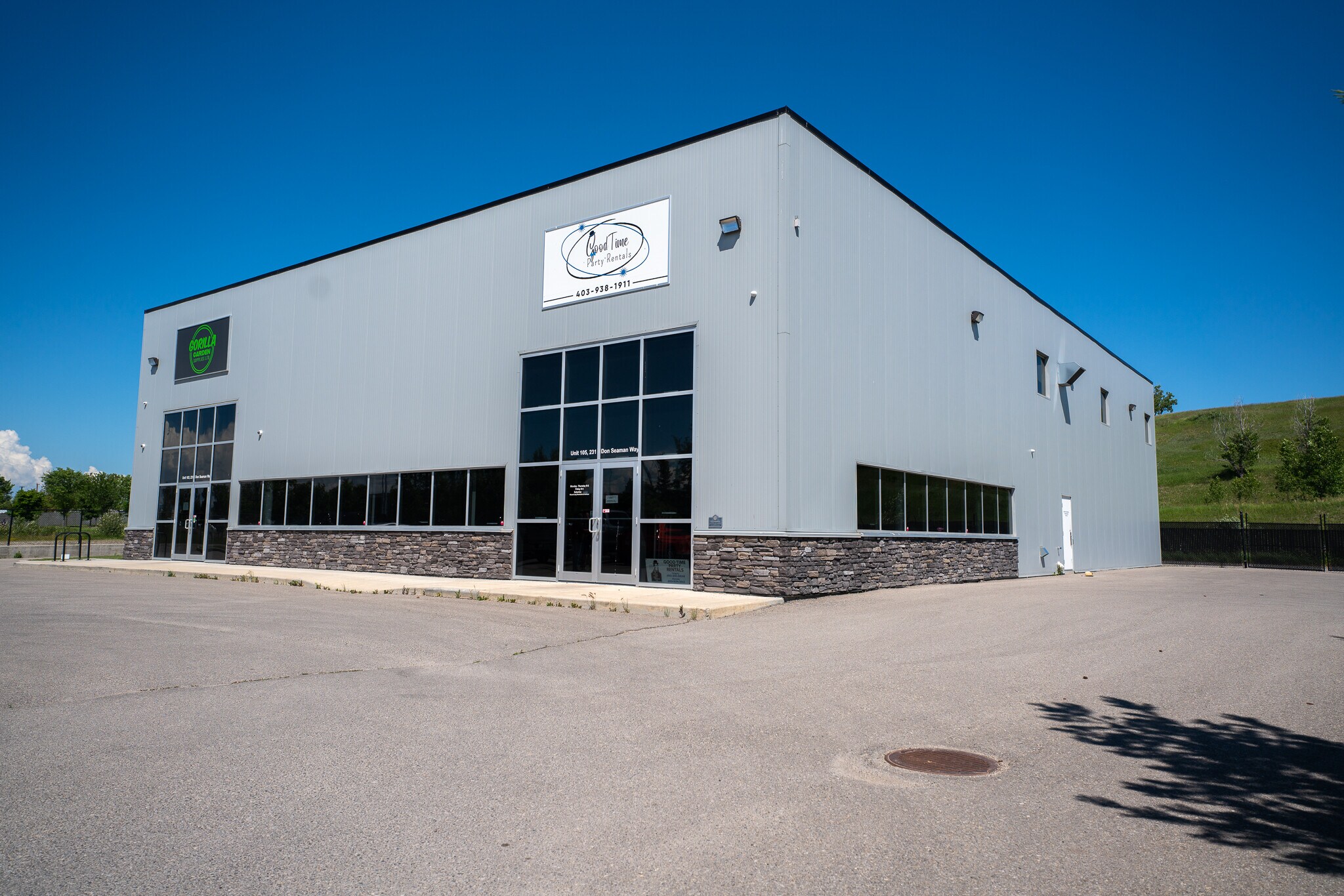231 Don Seaman Way, Okotoks, AB à louer Photo de l’immeuble– Image 1 sur 6