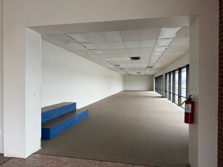 630 N Telegraph Rd, Monroe, MI à louer - Photo de l’immeuble – Image 2 sur 14